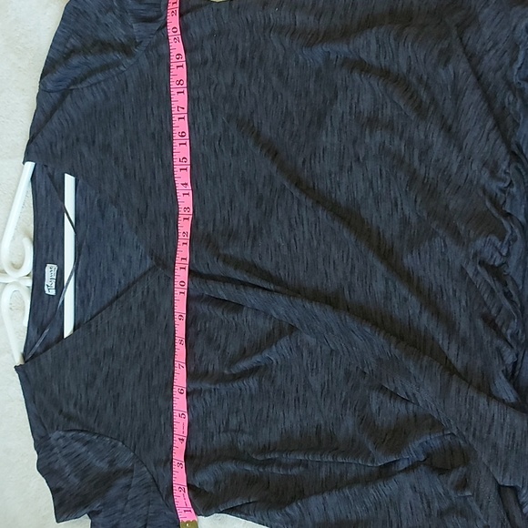 Thyme maternity top,wrap around with snap closoure - Picture 4 of 6